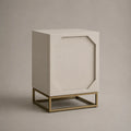 Comodino 50 x 40 x 55 cm in MDF laccato beige con sportello frontale base in acciaio verniciato oro struttura su telaio metallico